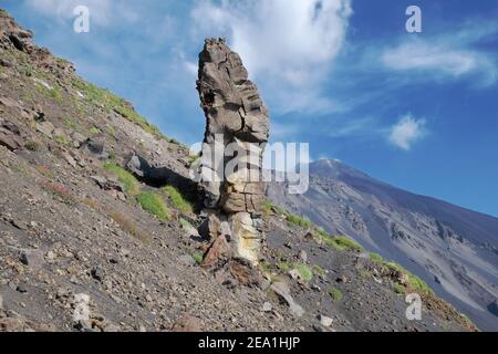 Formazione rocciosa solitaria in un pendio della Valle del Bove nel Parco dell'Etna, Sicilia Foto Stock