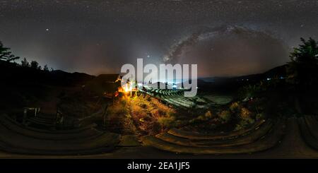 Visualizzazione panoramica a 360 gradi di Panorama VR 360 Via Lattea e luce Zodiaca sul campo di riso a Ban Pa Bong Piang Jomthong, Chiang mai, Thailandia.