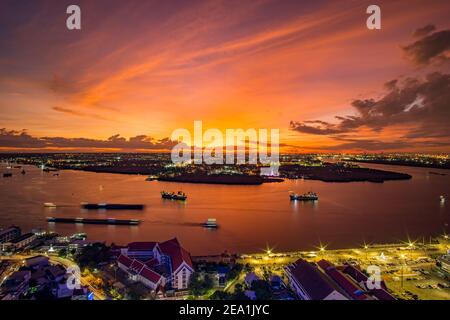 Vista dall'alto di Samut Prakan, Thailandia. Tramonto sul fiume Chao Phraya, cielo arancione. Foto Stock