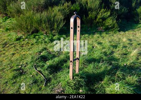 LONDRA - 25 GENNAIO 2021: Una reliquia della seconda guerra mondiale su Wanstead Flats a Londra. Un ancoraggio per palloncini di Barrage. Foto Stock