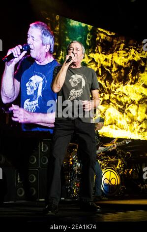 Ian Gillan di Deep Purple si esibisce dal vivo sul palco della O2 Arena Greenwich, Londra. Foto Stock