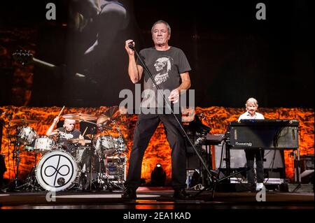 Ian Gillan di Deep Purple si esibisce dal vivo sul palco della O2 Arena Greenwich, Londra. Foto Stock