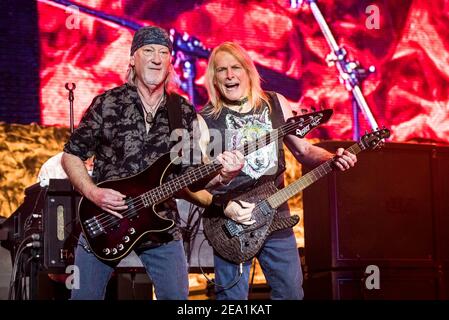 Roger Glover e Steve Morse of Deep Purple si esibiscono dal vivo sul palco dell'O2 Arena Greenwich, Londra. Foto Stock