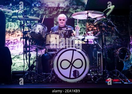 Ian Paice of Deep Purple si esibisce dal vivo sul palco della O2 Arena Greenwich, Londra. Foto Stock