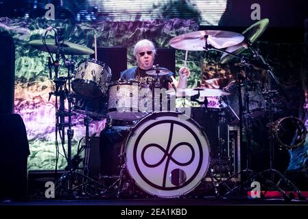 Ian Paice of Deep Purple si esibisce dal vivo sul palco della O2 Arena Greenwich, Londra. Foto Stock