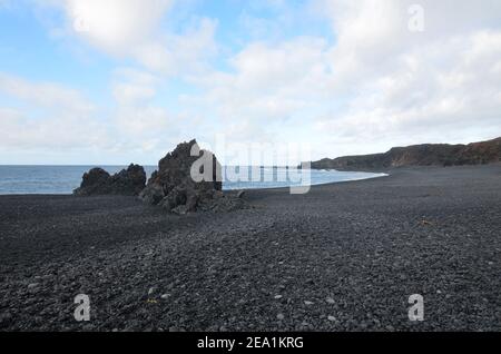 Bellissima lava nera e spiaggia di sabbia nella remota Islanda. Foto Stock
