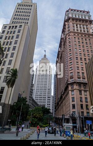 Alla fine di una strada si trova l'Altino Arantes Building, noto anche come il grattacielo Banespa Building a San Paolo, in Brasile. Foto Stock