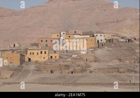 Antico villaggio di Luxor sul fiume Nilo in Egitto Foto Stock