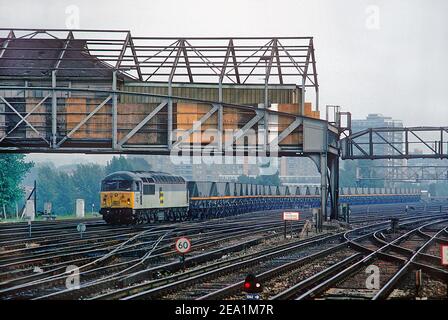 Una classe 56 locomotiva diesel numero 56103 lavorando a merry go round del carbone treno a Clapham Junction nella zona ovest di Londra. Il 10 ottobre 1991. Foto Stock