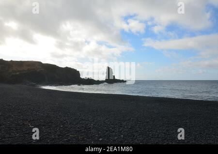 Copertura spessa nuvola su Dritvik spiaggia di sabbia nera. Foto Stock