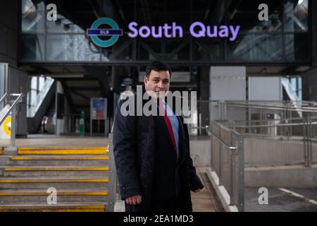 Jonathan Ganesh, presidente della Docklands Victimes Association, durante il 25° anniversario del bombardamento dei Docklands di Londra nel luogo in cui due persone sono morte nell'esplosione dell'IRA nel febbraio 1996. Data immagine: Domenica 7 febbraio 2021. Foto Stock