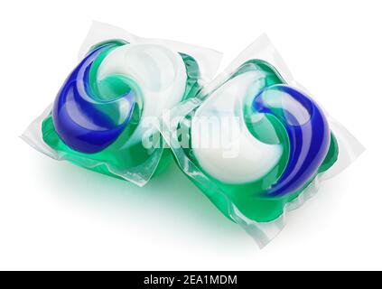 Due gel di lavaggio cialde capsule con detergente per lavanderia isolato su sfondo bianco con tracciato di ritaglio Foto Stock