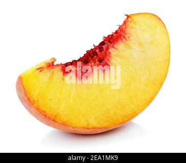 Fetta di frutta di pesca matura isolata su sfondo bianco. Fetta di pesca con tracciato di ritaglio Foto Stock