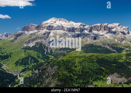 Vista sul gruppo montuoso del Sella. Picco di Piz Boè. Arabba, Passo Pordoi. Alpi Italiane. Europa. Foto Stock