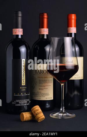 Torino, Piemonte, Italia. -01/02/2021- bottiglie di vino rosso piemontese invecchiato Barolo. Foto Stock