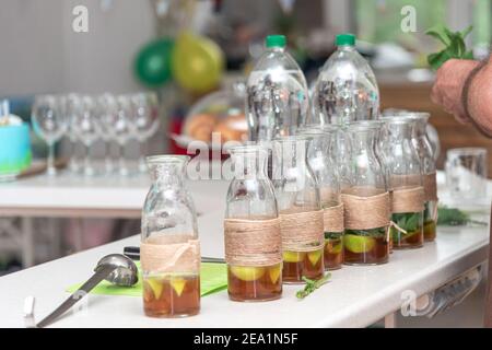 Bevanda fredda alla limonata con limone e menta Foto Stock