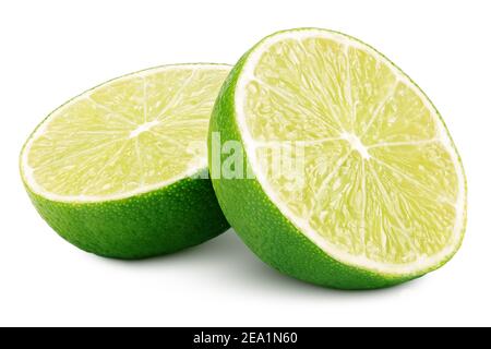 Due metà di agrumi verde lime isolate su sfondo bianco. Lime a metà con percorso di ritaglio Foto Stock