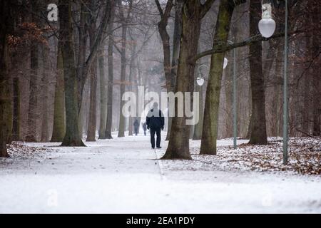 Berlino, Germania. 07 febbraio 2021. Germania, Berlino, 07 febbraio 2021: Un uomo può essere visto durante la nevicata nel centro di Berlino. Il Servizio Meteo Tedesco avverte di una forte nevicata con dondate di vento a temperature che raggiungono livelli ben al di sotto del punto di congelamento. (Foto di Jan Scheunert/Sipa USA) Credit: Sipa USA/Alamy Live News Foto Stock