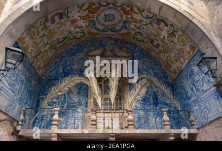 Porta da Vila è l'ingresso principale della città medievale di Obidos e conduce a Rua Direita, la strada principale di Obidos, Portogallo. Foto Stock