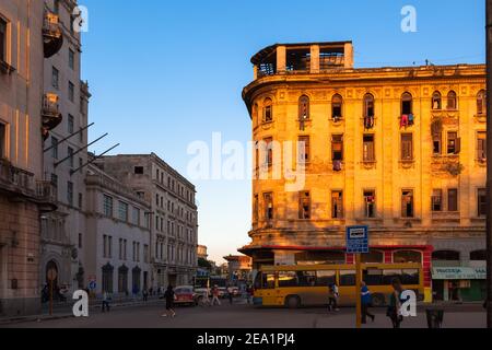 L'Avana, Cuba - MARZO 06, 2013: Havana street nel distretto Serrra. Color-ricca casa e residenti sconosciuto. Tramonto Foto Stock