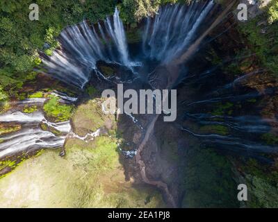 Splendida vista del Tumpak Sewu cascate noto anche come Coban Sewu. Tumpak Sewu cascate sono un'attrazione turistica in Java Orientale, Indonesia. Foto Stock