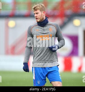 Hamilton, South Lanarkshire, Scozia, Regno Unito. 7 febbraio 2021; Fountain of Youth Stadium Hamilton, South Lanarkshire, Scozia; Scottish Premiership Football, Hamilton Academical contro Glasgow Rangers; Filip Helander of Rangers riscalda credito: Action Plus Sports Images/Alamy Live News Credit: Action Plus Sports Images/Alamy Live News Foto Stock