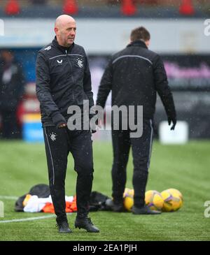 Hamilton, South Lanarkshire, Scozia, Regno Unito. 7 febbraio 2021; Fountain of Youth Stadium Hamilton, South Lanarkshire, Scozia; Scottish Premiership Football, Hamilton Academical contro Glasgow Rangers; Gary Macallister assistente manager Rangers guida la sessione di riscaldamento Credit: Action Plus Sports Images/Alamy Live News Credit: Action Plus Sports Images/Alamy Live News Foto Stock