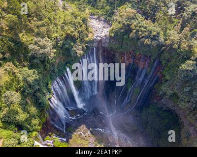 Splendida vista del Tumpak Sewu cascate noto anche come Coban Sewu. Tumpak Sewu cascate sono un'attrazione turistica in Java Orientale, Indonesia. Foto Stock