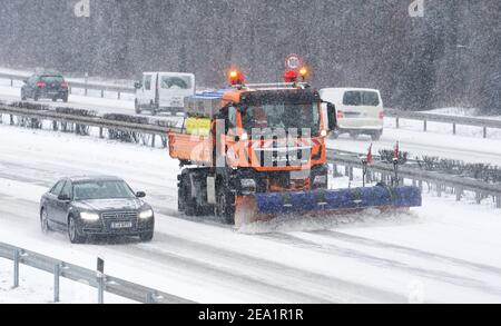 Kleinmachnow, Germania. 07 febbraio 2021. Un aratro da neve e le auto si guidano sull'autostrada A115 vicino all'uscita Dreilinden in direzione di Lipsia/Magdeburgo (l) e Berlino (r). Credit: Soeren Stache/dpa-Zentralbild/dpa/Alamy Live News Foto Stock