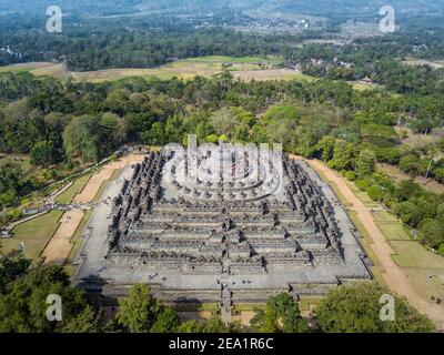 Ampia vista aerea del Tempio di Borobudur, complesso completo di templi con stupa principale e vegetazione circostante, Patrimonio Mondiale dell'Umanità dell'UNESCO, Giava Indonesia Foto Stock