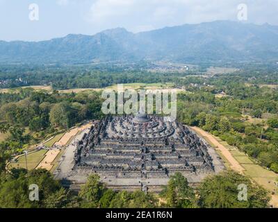 Il più grande tempio buddista del mondo, vista aerea di Borobudur in Indonesia Foto Stock