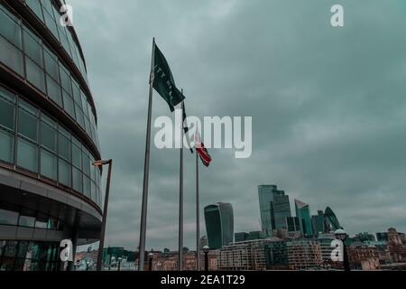 Londra UK Gennaio 2021 Vista del municipio di Londra e della bandiera di Union Jack di fronte, gli edifici del quartiere finanziario di Londra in lontananza Foto Stock