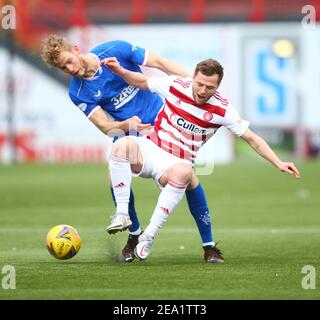 Hamilton, South Lanarkshire, Scozia, Regno Unito. 7 febbraio 2021; Fountain of Youth Stadium Hamilton, South Lanarkshire, Scozia; Scottish Premiership Football, Hamilton Academical contro Glasgow Rangers; Filip Helander of Rangers affronta Bruce Anderson of Hamilton Academical Credit: Action Plus Sports Images/Alamy Live News Foto Stock