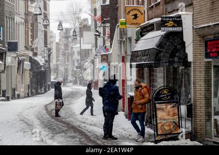 DORDRECHT, PAESI BASSI - 7 FEBBRAIO: Le persone sono viste nelle strade innevate della città il 7 febbraio 2021 a Dordrecht, Paesi Bassi, in quanto il paese gode di molta neve a seguito della prima tempesta di neve ufficiale in oltre dieci anni. (Foto di Niels Wenstedt/BSR Agency/Alamy Live News) Foto Stock