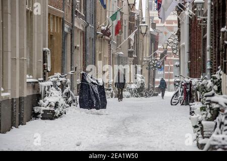 DORDRECHT, PAESI BASSI - 7 FEBBRAIO: Le persone sono viste nelle strade innevate della città il 7 febbraio 2021 a Dordrecht, Paesi Bassi, in quanto il paese gode di molta neve a seguito della prima tempesta di neve ufficiale in oltre dieci anni. (Foto di Niels Wenstedt/BSR Agency/Alamy Live News) Foto Stock