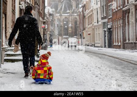 DORDRECHT, PAESI BASSI - 7 FEBBRAIO: Le persone sono viste nelle strade innevate della città il 7 febbraio 2021 a Dordrecht, Paesi Bassi, in quanto il paese gode di molta neve a seguito della prima tempesta di neve ufficiale in oltre dieci anni. (Foto di Niels Wenstedt/BSR Agency/Alamy Live News) Foto Stock