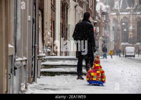 DORDRECHT, PAESI BASSI - 7 FEBBRAIO: Le persone sono viste nelle strade innevate della città il 7 febbraio 2021 a Dordrecht, Paesi Bassi, in quanto il paese gode di molta neve a seguito della prima tempesta di neve ufficiale in oltre dieci anni. (Foto di Niels Wenstedt/BSR Agency/Alamy Live News) Foto Stock