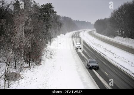 L'illustrazione mostra la N74 in un paesaggio invernale innevato nella parte settentrionale della provincia di Limburgo, vicino al confine con i Paesi Bassi, domenica 07 F. Foto Stock