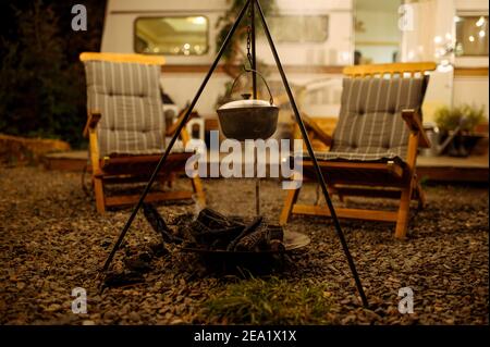 Pot è sopra il fuoco, picnic al campeggio, nessuno Foto Stock