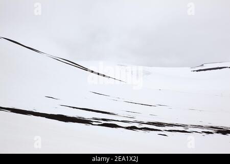 Immagine in bianco e nero delle montagne di Svalbard in Norvegia. Trama astratta Foto Stock