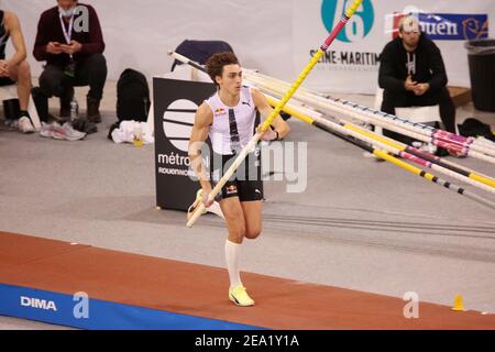 Armand Duplantis di Svezia durante il Perche Elite Tour Rouen 2021, evento Pole Vault il 6 febbraio 2021 a Kindarena a Rouen / LM Foto Stock