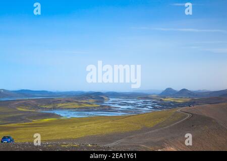 Una strada di terra in estate in islanda. Vicino al lago Myvatn. Cielo blu nella giornata di sole Foto Stock