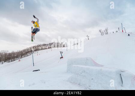 14 marzo 2020, Ufa, Russia: Lo sciatore salta sul grande trampolino durante il festival aperto degli sport invernali Foto Stock