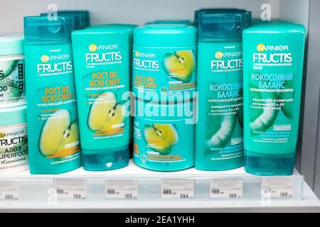 14 marzo 2020, Ufa, Russia: Balsami di shampoo e altri prodotti cosmetici della società Garnier Fructis al banco di un negozio di prodotti chimici per uso domestico Foto Stock
