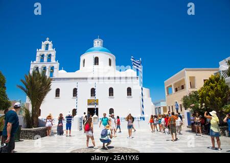 Santorini/Creta, Grecia - 07 luglio 2017: Chiesa di Panagia di Platsani , Piazza Oia Caldera. Piazza principale Foto Stock