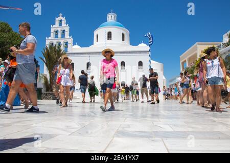 Santorini/Creta, Grecia - 07 luglio 2017: Chiesa di Panagia di Platsani , Piazza Oia Caldera. Piazza principale Foto Stock