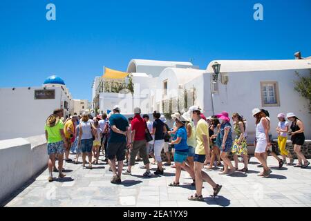 Santorini/Creta, Grecia - 07 luglio 2017: Strada con i turisti nell'isola di Santorini Foto Stock