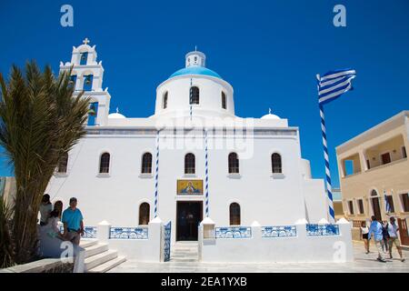 Santorini/Creta, Grecia - 07 luglio 2017: Chiesa di Panagia di Platsani , Piazza Oia Caldera. Piazza principale Foto Stock