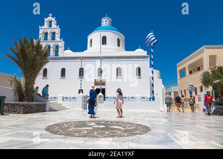 Santorini/Creta, Grecia - 07 luglio 2017: Chiesa di Panagia di Platsani , Piazza Oia Caldera. Piazza principale Foto Stock