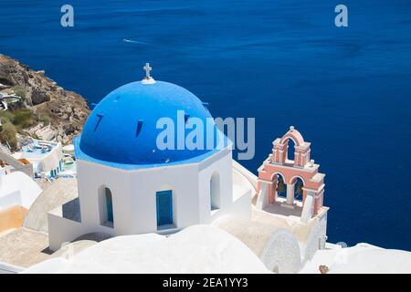 Santorini/Creta, Grecia - 07 luglio 2017: Cupola blu della chiesa ortodossa contro il cielo blu e il mare Foto Stock